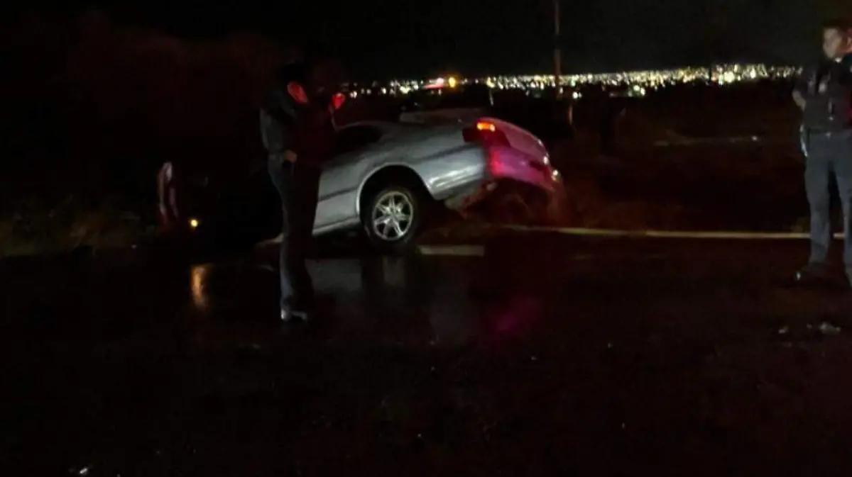 Conductor pierde el control y termina fuera del camino en la carretera a Delicias
