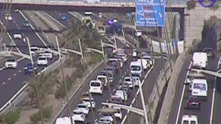 Una joven se precipita desde un puente a la TF