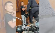 ¡Brutalidad en Caracas! Policías golpean a joven con casco y cachetean en plena calle (+Video)