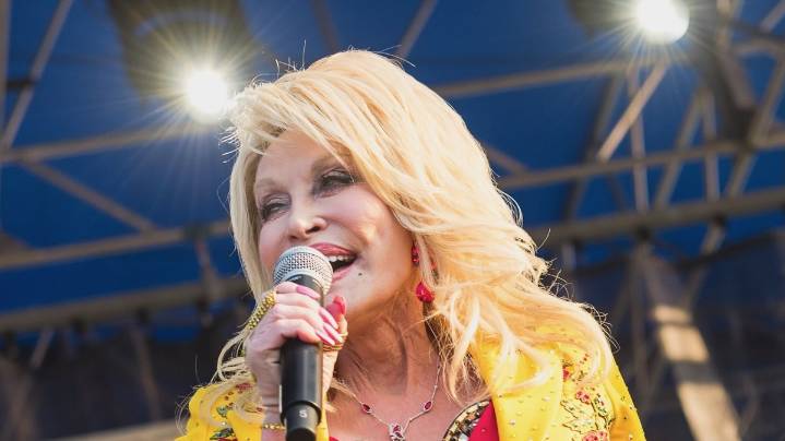 Dolly Parton's Sister Asks for Prayers Amid Health Challenges