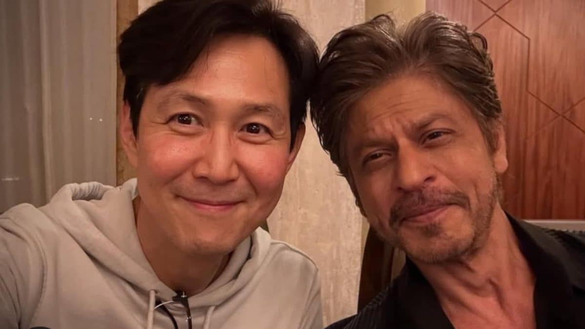 Shah Rukh Khan And Squid Game’s Lee Jung-jae Click Selfie At Riyadh Joy Forum 2025, Fans Lose Calm