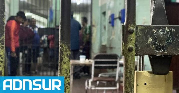 09:45 Asesinaron a un preso a cuchillazos: las cámaras captaron a cinco internos entrando a su celda