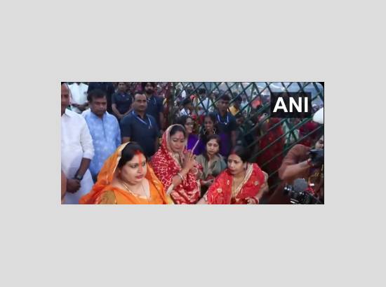 Delhi CM Rekha Gupta performs Chhath Puja rituals at Hathi Ghat [ FULL VIEW ]