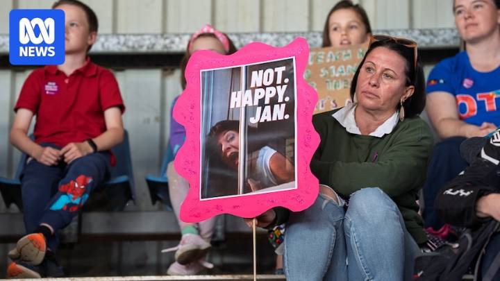 Queensland government makes three-year 8 per cent pay rise offer to state's school teachers