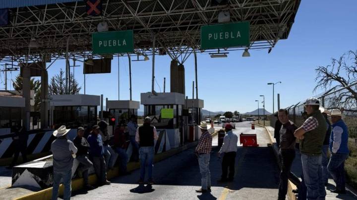 Productores de papa de Tlatlauqui se unen a protesta nacional y liberan caseta de Payuca