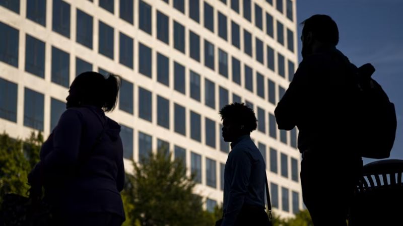Jueza detiene despidos planeados por Trump durante el cierre del Gobierno de EE.UU., calificándolos de ilegales