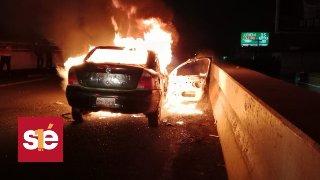 Corsa se incendia en Paseo Tollocan; conductor de 72 años sale ileso