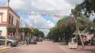 Familias decoran calles para recibir a Nuestra Señora del Rosario