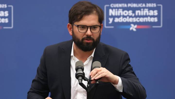Presidente Boric desliza nueva crítica a Kast al aludir a "quienes ocupan bots para hacer campaña"