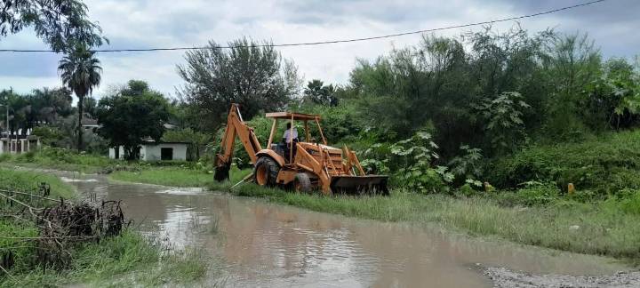 Aplica Gobierno Municipal acciones de desagüe y limpieza en carretera a la laguna, beneficiando a cuatro colonias