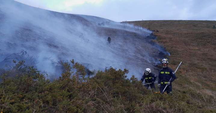 Los bomberos trabajan para sofocar un gran incendio en la Sierra de Elgea, en Álava
