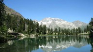 El lago glaciar del Pirineo aragonés que parece de los Alpes: en una pradera y entre grandes picos