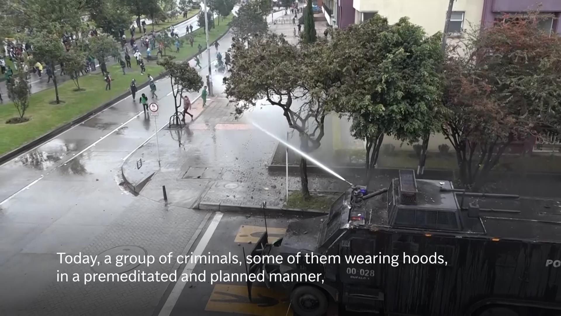 Four police officers injured during demonstration near the US Embassy in Bogota
