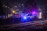 Arrojan cadáver y "narcomensaje" desde un vehículo en movimiento en el Maclovio Rojas