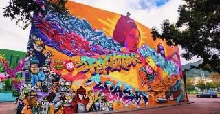 Recorrido Visual: Descubre el arte urbano y los murales más icónicos del barrio La Candelaria
