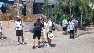 Pese a las altas temperaturas, turistas no le rehúyen al Faro de Mazatlán