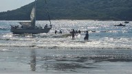 Embarcación se queda a la deriva frente a la playa de la Zona Dorada, en Mazatlán; auxilian a tres personas