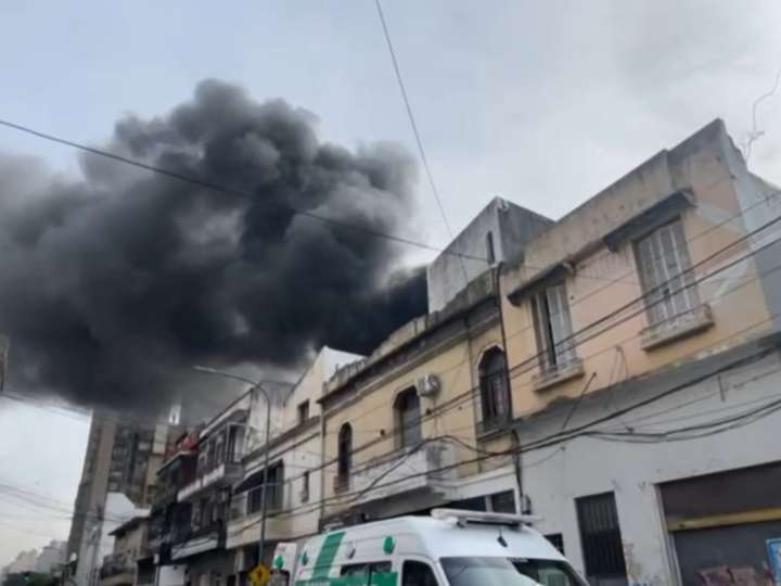 Impactante incendio en un galpón en Parque Patricios: evacuaron de urgencia dos escuelas y torres de departamentos