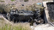 Vuelca y termina vehículo calcinado en la carretera Delicias