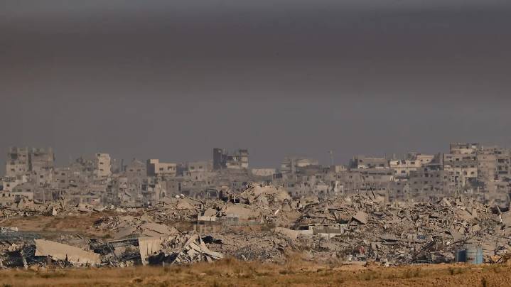 Trump pide a Israel deje de bombardear a Gaza para negociar con Hamas