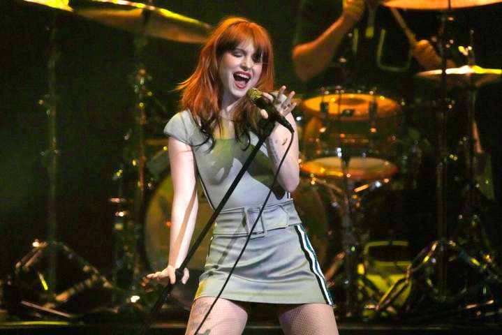 Country music singer called out as 'racist' on popular singer's new album