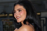 Kylie Jenner vuelve a poner de moda las uñas extralargas para el otoño