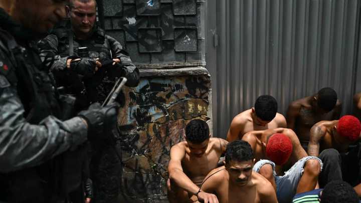 Río de Janeiro: al menos 64 muertos en enfrentamientos entre narcos y policías en las favelas