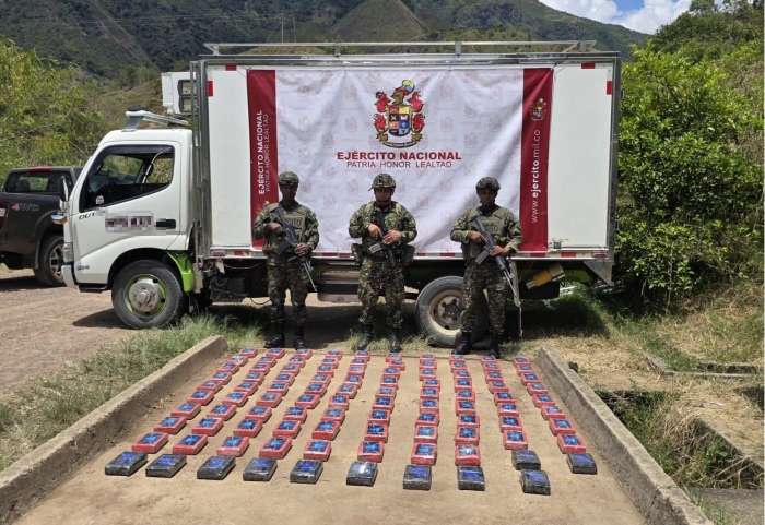 Golpe al narcotráfico en el Huila Ejército incautó 99 kilos de clorhidrato de cocaína