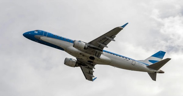 Un vuelo de Aerolíneas Argentinas fue desviado a Ezeiza tras una falla en el motor