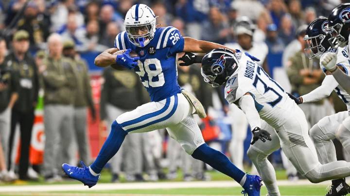Colts' Taylor adds 153 yards, 3 more TDs to MVP