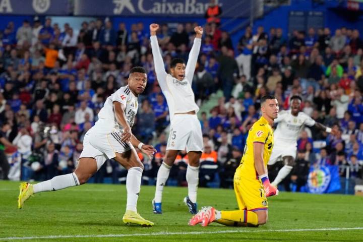 Liverpool rebounds with 5-1 win at Frankfurt in Champions League; Chelsea and Bayern also win big