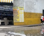 Contaminación por aguas negras en Los Teques: comerciantes trabajan con tapabocas ante falta de respuesta