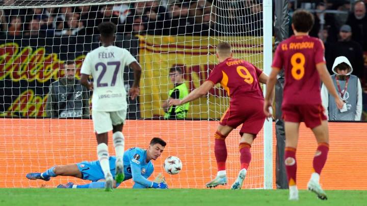Video | Berke Ozer, el arquero que atajó el mismo penalti tres veces en la Europa League