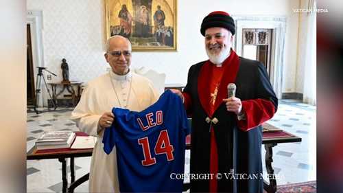 Pope appears to receive Chicago Cubs jersey from Mar Awa III, leader of Catholicos Patriarch of the Assyrian Church of the East