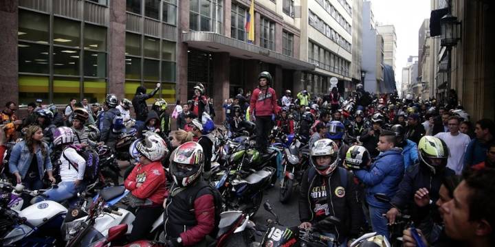 Motociclistas en Bogotá anuncian bloqueos y plan tortuga tras nuevas restricciones de movilidad