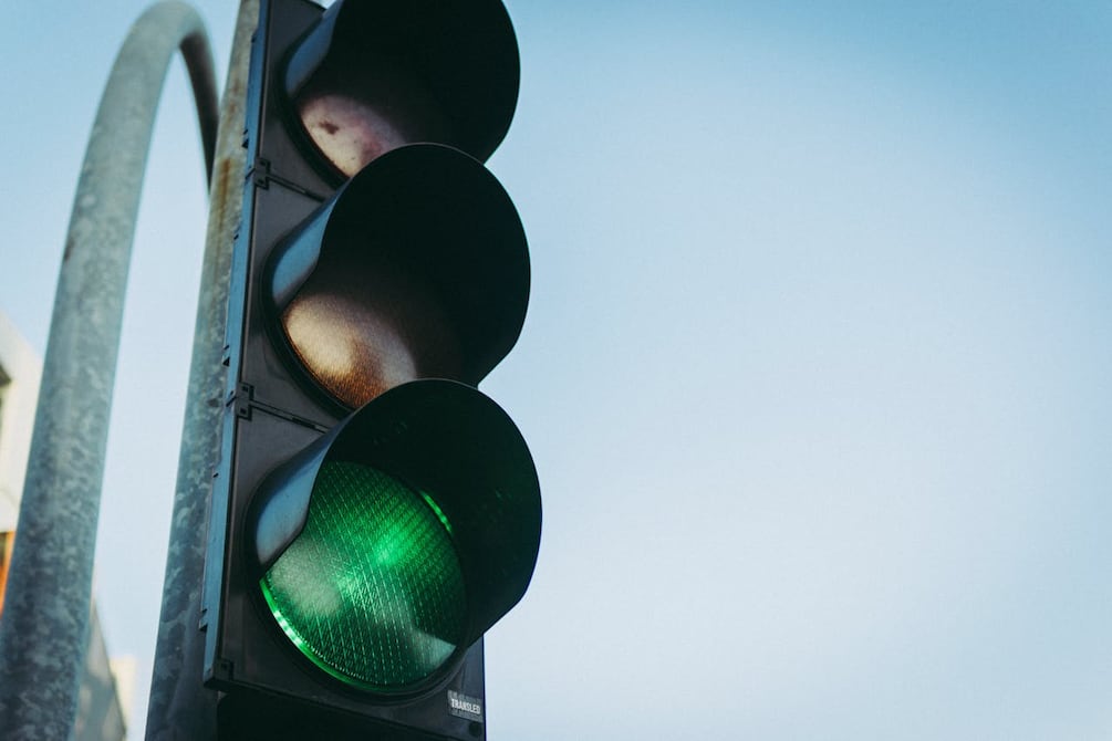Adiós al rojo, amarillo y verde: por qué los semáforos pronto tendrán una cuarta luz de color blanco en Estados Unidos