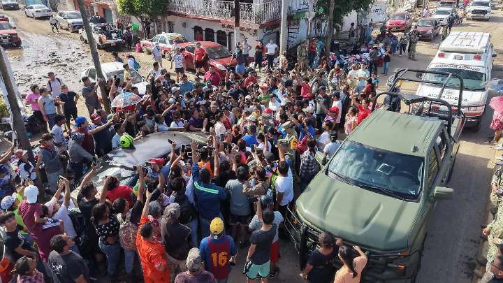 Entre reclamos y gritos llega la presidenta Claudia Sheinbaum a Poza Rica; evaluará afectaciones por lluvias en Veracruz