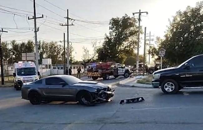 Muere motociclista en accidente al impactar contra un Mustang