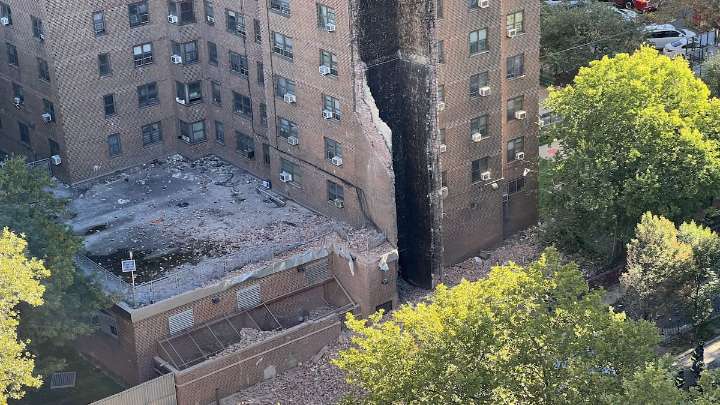 Una explosión de gas derrumba parte de un edificio en Nueva York