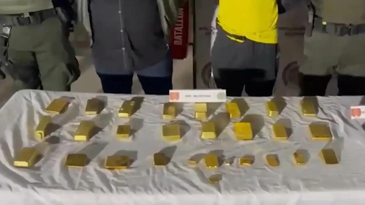 Cayó millonario cargamento de oro ilegal: hallaron 28 lingotes ocultos en un vehículo en la vía hacia Huila