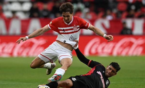 Al final del primer tiempo Estudiantes vence 1 a 0 a Barracas por un remate certero de Carrillo