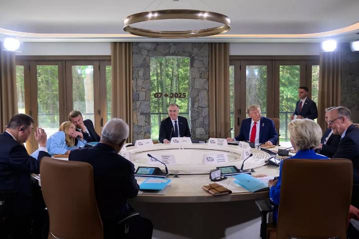 El G7 intensifica la presión sobre países que compran petróleo ruso