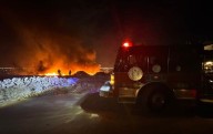 Arde predio atrás de yonque, estaba lleno de desechos