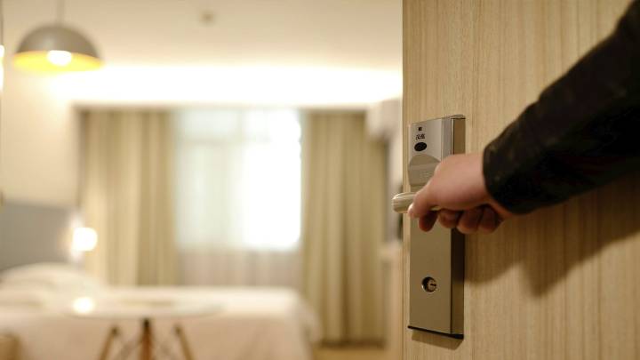 Sabes que eres de clase media-baja cuando haces cualquiera de estas 5 cosas nada más llegar a un hotel