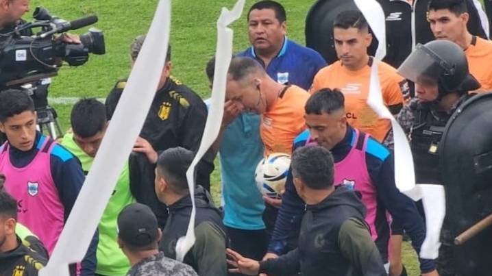 Escándalo en el Ascenso: el partido entre Gimnasia de Jujuy y Deportivo Madryn se suspendió por presuntas amenazas al árbitro