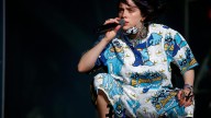 Así fue el momento en el que Billie Eilish cae contra una valla en pleno concierto por un agarrón: "Dio mucho miedo"