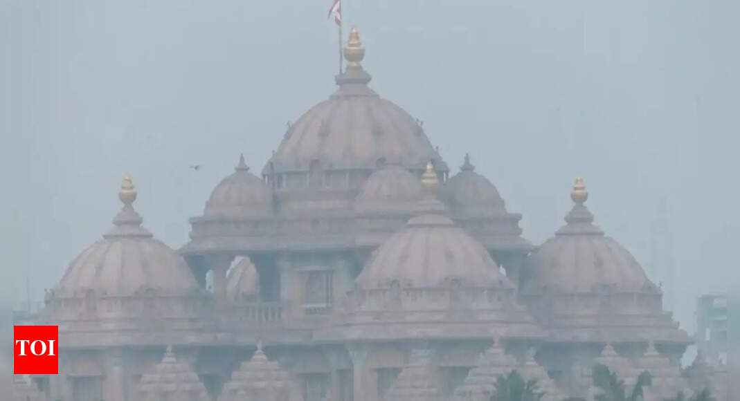 Delhi: AQI worsens in several parts of city; expert warns of rising health risks amid pollution surge