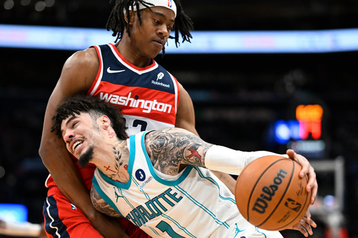 El triple-doble de LaMelo Ball impulsa a los Hornets a vencer 139