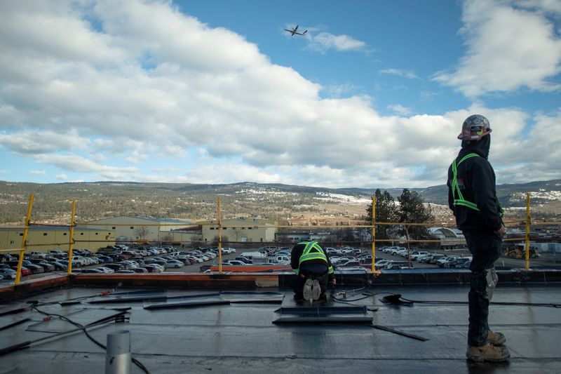 Staff shortages shutting two Canadian airport control towers periodically, memo says