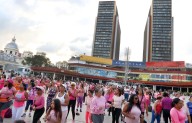 Plaza Diego Ibarra baila y canta en contra del cáncer de mama